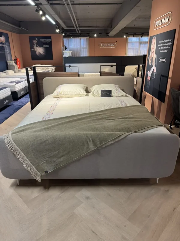 Eastborn Globe Boxspring