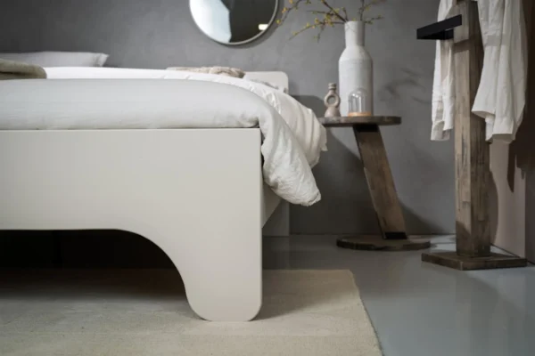 Steel and stockings Zarah ledikant